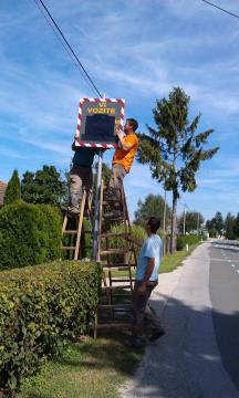 V bližini šole in vrtca nameščen prikazovalnik hitrosti 6